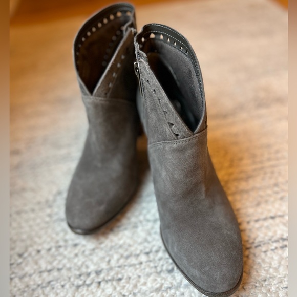 NWOT Vince Camuto Gray Suede VC-Fritan Leather Booties Ankle Boots - Picture 1 of 15